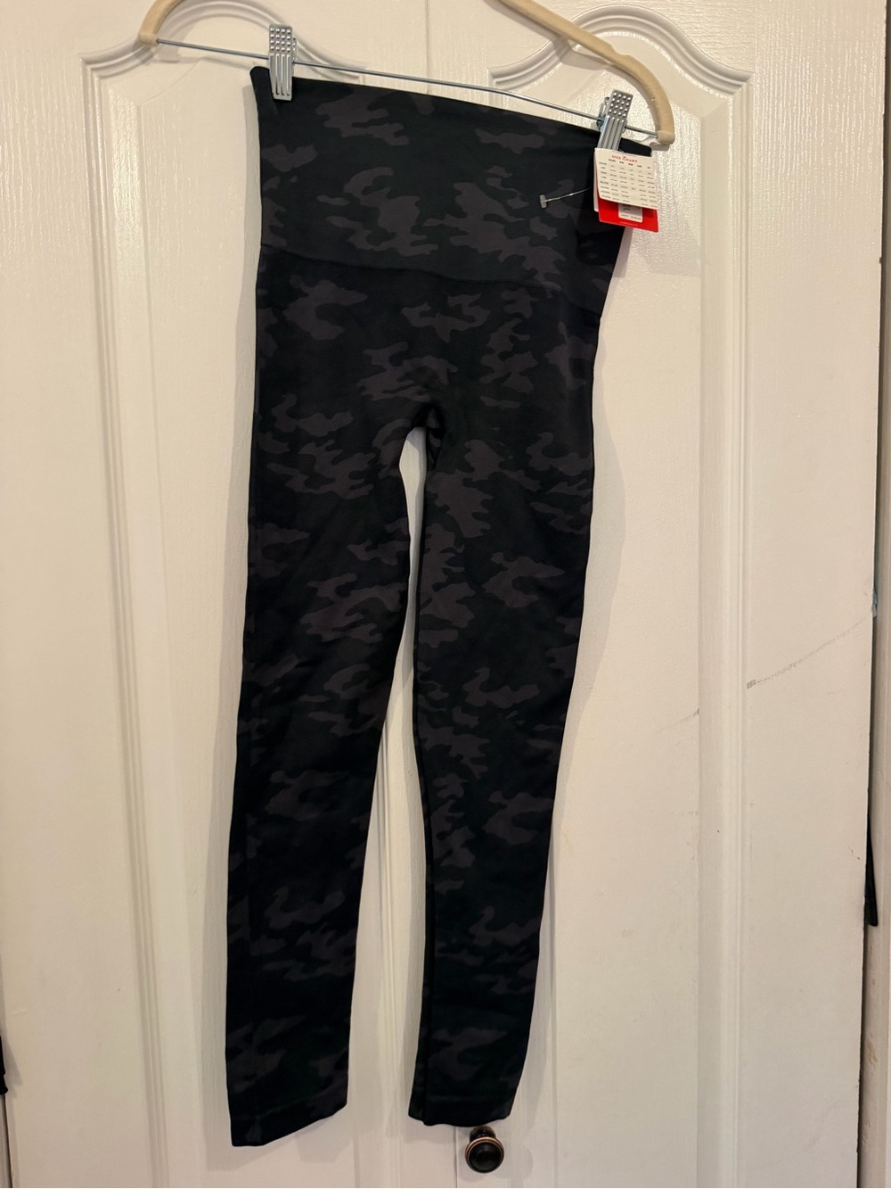 Spanx LOOK at Me Now Seamless Leggings - Black Camo, M NWT $68 Shape